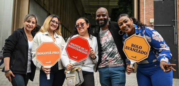 Foto de un grupo de jovenes sonriendo