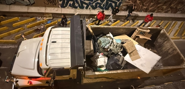 Equipos de las alcaldías locales recogiendo residuos en las calles 
