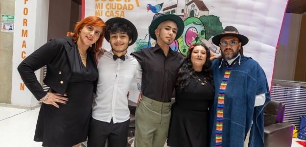 Foto de un grupo de jovenes sonriendo