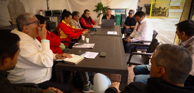 integrantes de mesa de medios comunitarios y alcalde reunidos