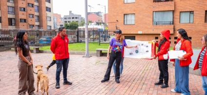 Imagina caminar por Teusaquillo y descubrir cómo sus parques se transforman poco a poco. Donde antes había senderos oscuros y juegos desgastados, ahora surgen espacios iluminados, seguros y llenos de vida. Autor: Jim Jans Díaz