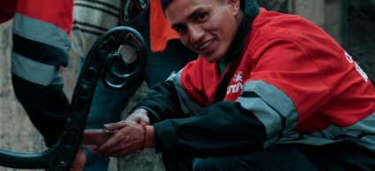 Jóvenes del IDIPRON restauraron 120 sillas del Parque Nacional