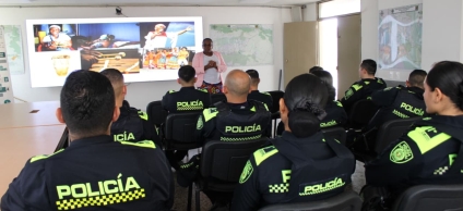 La Policía de Usme recibe formación para reconocer la diversidad étnica, prevenir el racismo y fortalecer una relación más humana e inclusiva con las comunidades.