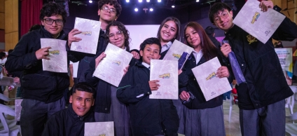 Estudiantes participantes en el cierre de las jornadas pedagógicas de los Consejos Locales de Juventud 2025, sosteniendo la cartilla Grandes por Elección.
