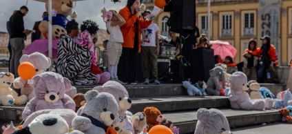 Con una exposición de peluches y juguetes en la Plaza de Bolívar, se compartió un mensaje claro y contundente: nunca es culpa de las niñas, niños o adolescentes.