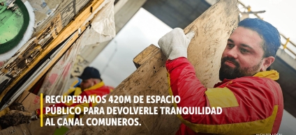 En la foto aparecen dos gestores de la localidad de Los Martires cargando escombros como parte e la limpieza al Canal Comuneros