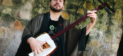 Felipe Lemus, músico bogotano interpretando el shamizen