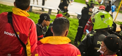 En la foto aparecen gestores y policias de la localidad de los martires que intervienen puntos críticos y desarticulan cambuches 