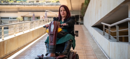 Sandra en su Scooter - Silla de Ruedas