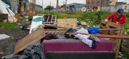 Durante la jornada integral de recuperación del espacio público en la zona de la Carrilera, en la localidad de los Mártires, un gestor retira una cama construida con diferentes materiales reciclados como carretes plásticos y estibas. 