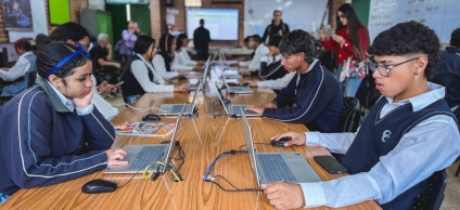 82 computadores portátiles y una pantalla inteligente.