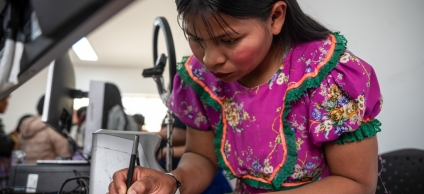 Mujer Embera Katío tramita su documento de identificación