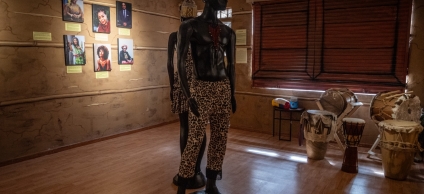 Imagen del Museo del Viernes Negro con estatuas representativas, fotos de representantes del pueblo afro en Colombia e instrumentos musicales