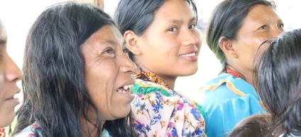 En la foto se aprecian mujeres sonriendo, pertenecientes a la comunidad Emberá.