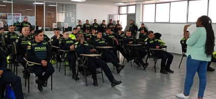 Miembros de la Policía en la sensibilización Sembrando Semillas, un espacio para reconocer y valorar la riqueza cultural de las comunidades étnicas que habitan en Bogotá.