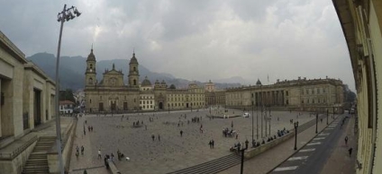 Foto panorámica de la Plaza de Bolívar de Bogotá en horas de la tarde.  