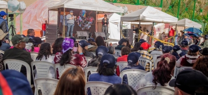 Sr alcalde dirigiéndose a la ciudadanía en su rendición de cuentas barrio Ramajal