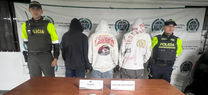 El hecho ocurrió aproximadamente a las 4:40 a.m., cuando un ciudadano que se movilizaba en un taxi alertó a los uniformados sobre un vehículo gris en el que se desplazaban tres sujetos que momentos antes le habían hurtado sus pertenencias.