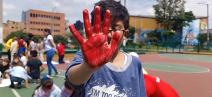 La Alcaldía Local de Antonio Nariño conmemora el Día Internacional de las Manos Rojas con jornada de prevención y protección a la infancia