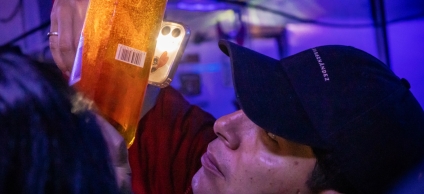 Experto identificando pistas que le permitan determinar trago adulterado