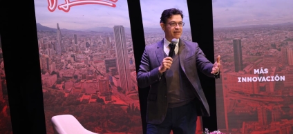 Elkin Velásquez dirigiendose a la audiencia