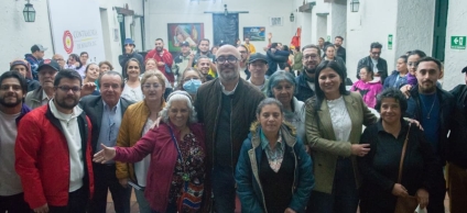 Comunidad reunida junto con el secretario de Cultura y la alcaldesa local 