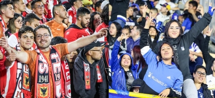 Hinchada de Millonarios y Santa Fe en las tribunas