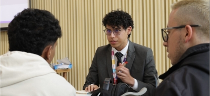 Tres jóvenes charlando en un espacio de taller