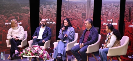 Panelistas charlando sobre el cuidado de los recursos naturales