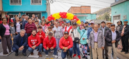 Foto de la comunidad del barrio Juan Pablo II y los funcionarios de la alcaldia local de Ciudad Bolívar