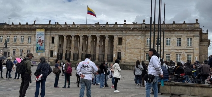 Equipo diálogo en plaza de bolívar