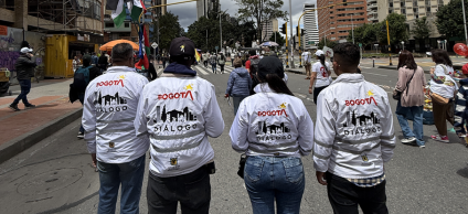Equipo dialogo en manifestación