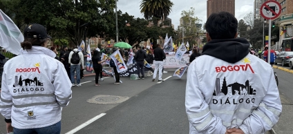 equipo diálogo en manifestación