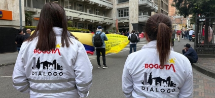 Equipo de dialogo en manifestación