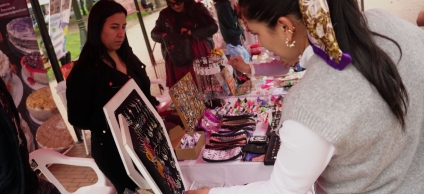 Mujer mirando articulos de la feria de emprendimiento 