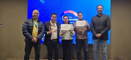 Cuatro integrantes del equipo de la Dirección de Tecnologías de la Información, y su director Mario Ortiz, recibiendo el reconocimiento otorgado por MinTic, por ser los ganadores del  segundo puesto a nivel nacional en la categoría Formula 1 Entidades Territoriales del concurso Máxima Velocidad.   