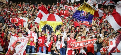 Barra de Santa Fe alentando a su equipo en el estadio el Campín de Bogotá