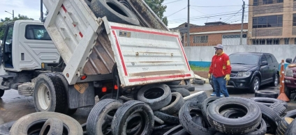 Más de 400 llantas recolectadas en espacio público durante megaoperativo ambiental en Kennedy