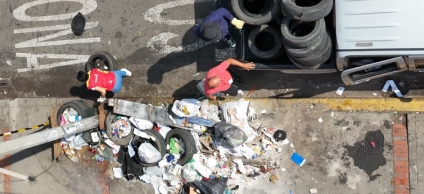 Funcionarios de la Alcaldía Local recolectando llantas en la llantaton