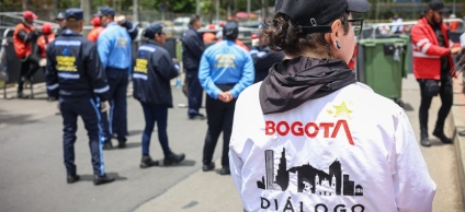 Gestora de Diálogo de chaqueta blanca en espacio de manifestación activa