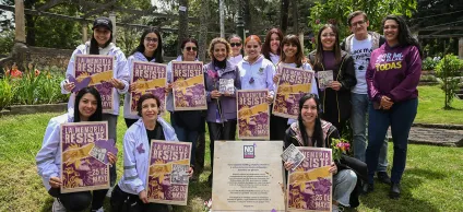 Grupo de mujeres participantes en el evento acompañadas del Secretario Distrital de Gobierno, Gustvo Quintero Ardila