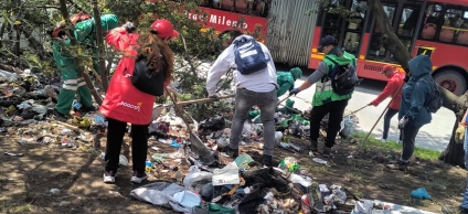 Gestores recogiendo basura en el espacio público