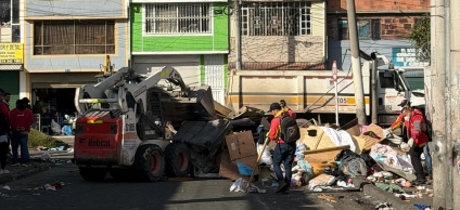 Gestores recuperando espacio público en el sector del Voto Nacional