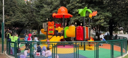 Niños jugando en el nuevo parque de puente largo
