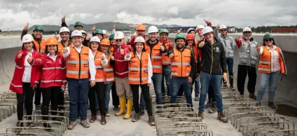 Equipo de Gobierno y funcionarios de la empresa Metro posando para la foto sobre una de las estructuras del metro de Bogotá