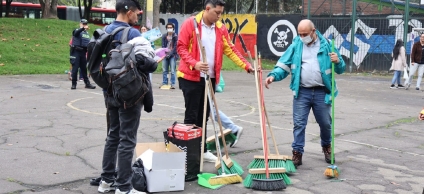 Funcionarios en limpieza y recuperación del parque del colegio Domingo Faustino Sarmiento