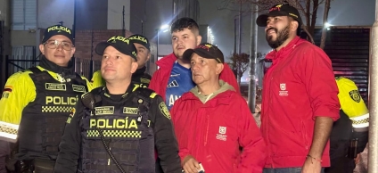 policia de bogota junto a gestores de la alcaldia local de Engativa