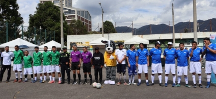 Equipos de las barras Bluerain y Bogotá Verdolaga en torneo de microfutbol de la semana futbolera