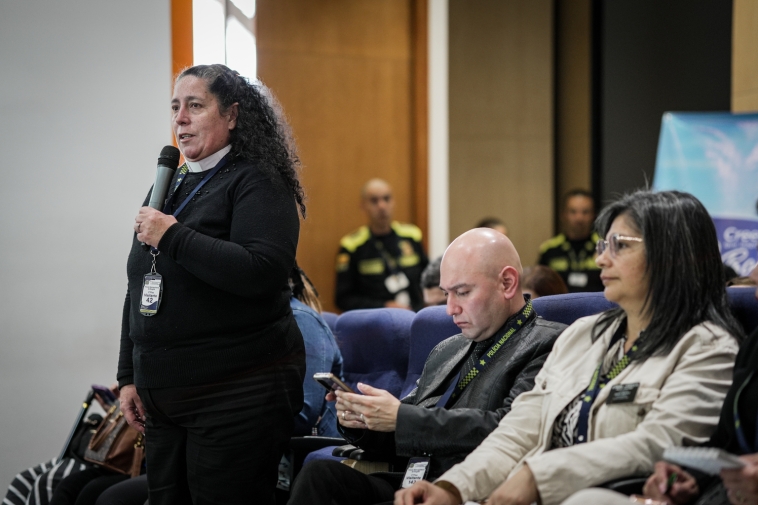 Foto de la Reverenda Elizabeth Camero dirigiendose a la audiencia