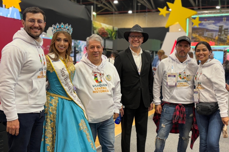 Foto de varios participantes a la feria